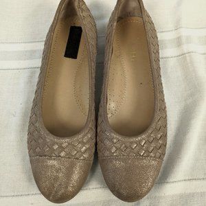 VANELi Shera Goldtone Ballerina Flat. Sz 11